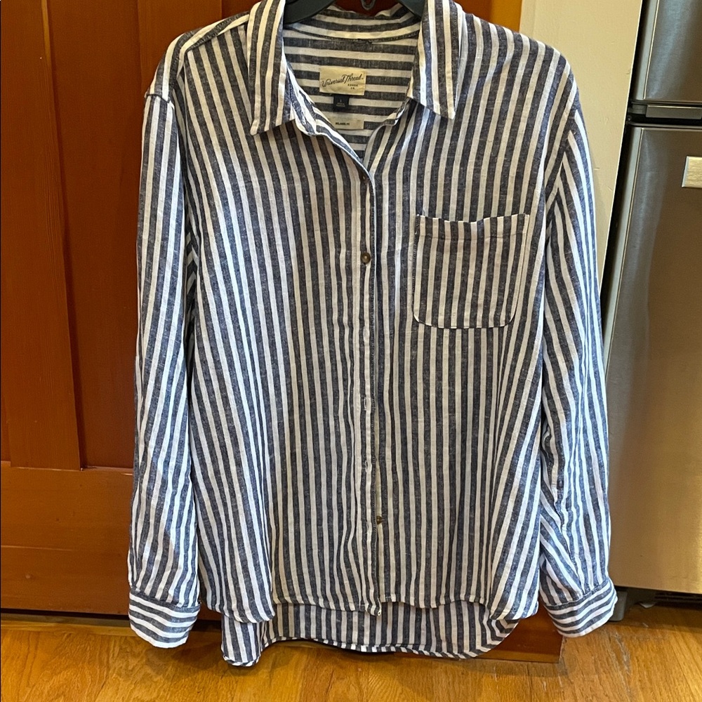Universal Thread Blue and White Striped Casual Button-Down Shirt